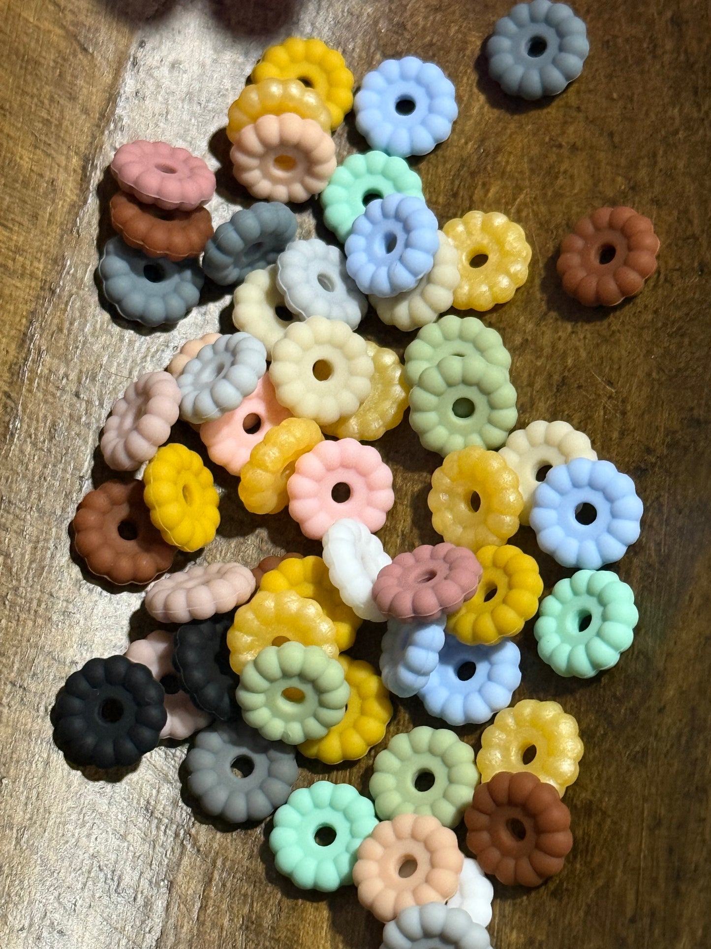 Silicone Ruffle Mixed Color 15 Count Spacer Bead